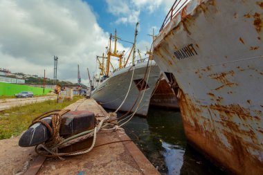 2015 yazı - Vladivostok, Rusya - Golden Horn Körfezi 'ndeki iskeledeki eski paslı gemiler. Fabrikada tamir bekleyen eski gemiler..