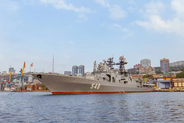 Verano 2016 Vladivostok Rusia Gran Barco Militar Encuentra Pared Amarre — Foto de Stock