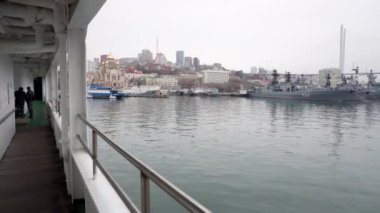 2019 Baharı - Vladivostok, Rusya - Vladivostok 'ta Estern Dream yolcu feribotu. Bir yolcu gemisinin orta güvertesindeki kamera kabloları. Feribotun güvertesinden Vladivostok 'un deniz manzarası