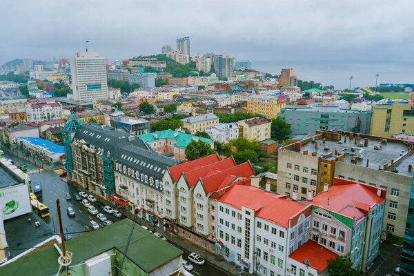 Лето 2015 года - Владивосток, Россия - Воздушный. Центральная историческая часть города Владивостока с высоты. Исторические здания в центре Владивостока
