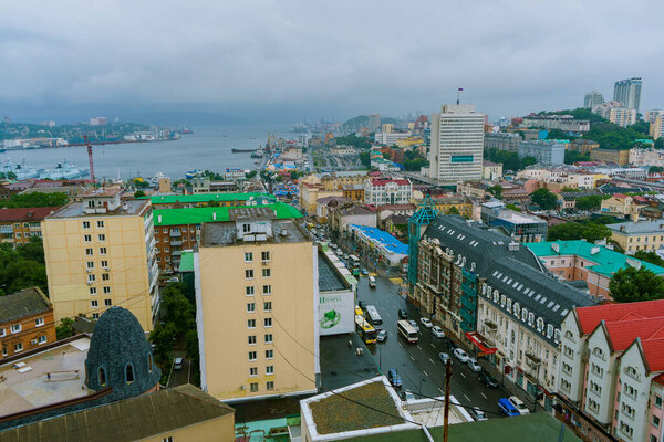 Лето 2015 года - Владивосток, Россия - Центральная часть Владивостока с высоты. Вид сверху. Исторический центр столицы Дальнего Востока
