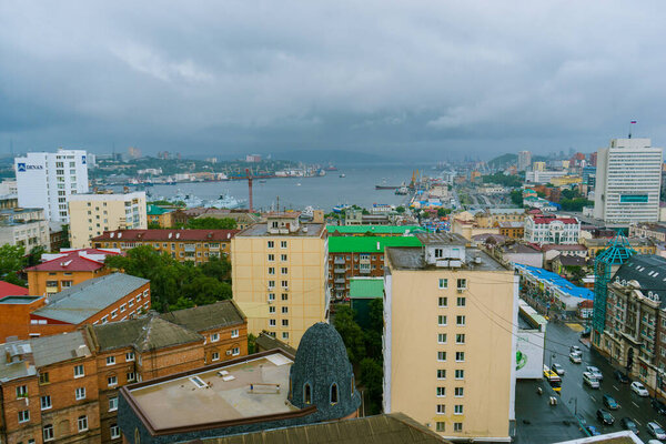 Лето 2015 года - Владивосток, Россия - Центральная часть Владивостока с высоты. Вид сверху. Исторический центр столицы Дальнего Востока
