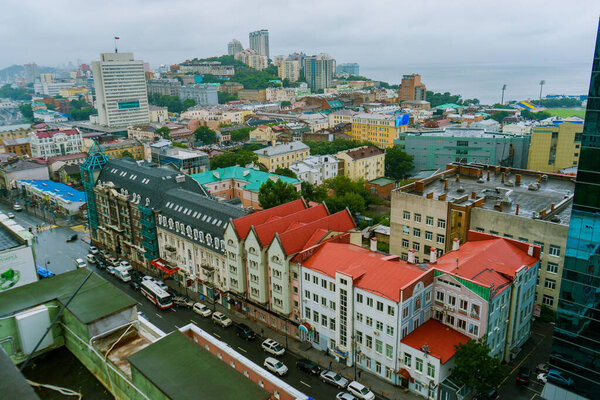 Лето 2015 года - Владивосток, Россия - Воздушный. Центральная историческая часть города Владивостока с высоты. Исторические здания в центре Владивостока
