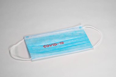 COVID-19. Yığının üzerinde yüz maskeleri var. Salgın geçmişi. Eczanede yüz maskesi sıkıntısı var. Karantina geçmişi. Korunmak için tıbbi maskeler. Tehlikeli bir virüs.. 