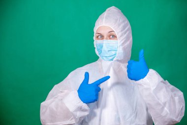 COVID-19. 2019 Novel Coronavirus (2019-nCoV) konsepti. Maskeli, gözlüklü ve koruyucu elbiseli kadın bilim adamı.