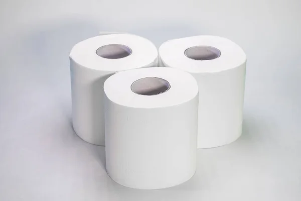 Beyaz Arka Planda Rulo Tuvalet Kağıdı Duruyor — Stok fotoğraf