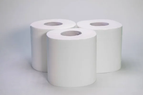 Trois Rouleaux Papier Toilette Sur Fond Blanc — Photo