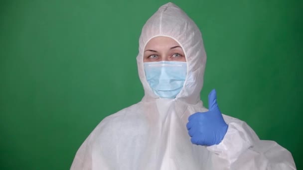 Govd 2019 Novel Coronavirus 2019 Ncov のコンセプト マスクの女性科学者の医師 親指を表示眼鏡や保護スーツ — ストック動画