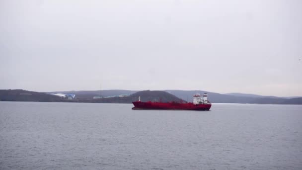2019年春 日本海 俄罗斯 东方梦想 号客轮巡航 在美丽的落日下 散装货船矗立在俄罗斯岛上的路边 — 图库视频影像