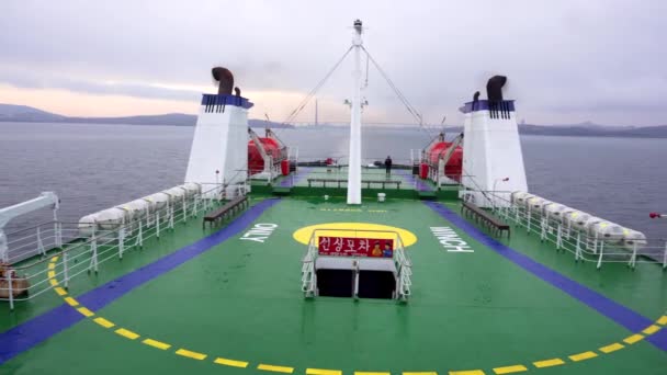 Θέα Από Πάνω Κατάστρωμα Επιβατηγού Πλοίου Άποψη Της Γαλαζοπράσινης Θάλασσας — Αρχείο Βίντεο