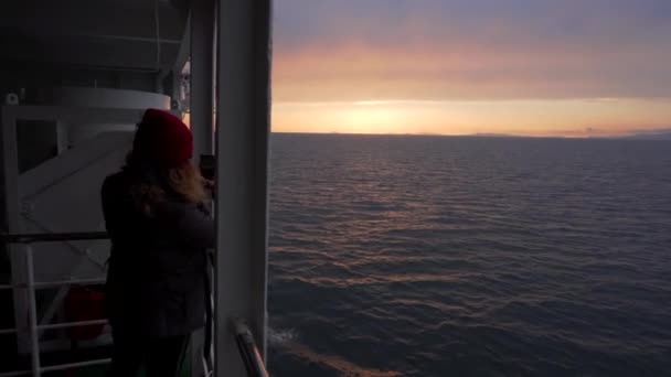 Ein Junges Mädchen Mit Rotem Hut Bewundert Den Sonnenuntergang Vom — Stockvideo