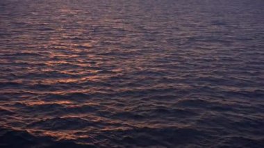 Güzel deniz batımı. Güzel bir günbatımında açık denizlerde küçük dalgalar. Rahatlamak için Rema.