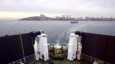 Vladivostok 'a giden bir yolcu vapurunun kıç tarafından bakın. Masaj gemisi Vladivostok 'taki Büyük Körfez' den ayrılıyor..