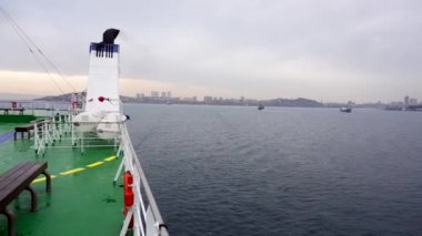 Vladivostok 'a giden bir yolcu vapurunun kıç tarafından bakın. Masaj gemisi Vladivostok 'taki Büyük Körfez' den ayrılıyor..