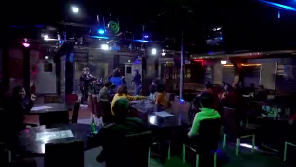 2019年春 日本海 俄罗斯 东方梦想 号客轮巡航 乘坐班轮的乘客在俱乐部的一个晚上的迪斯科舞厅里跳着轻音乐和现场音乐 — 图库视频影像
