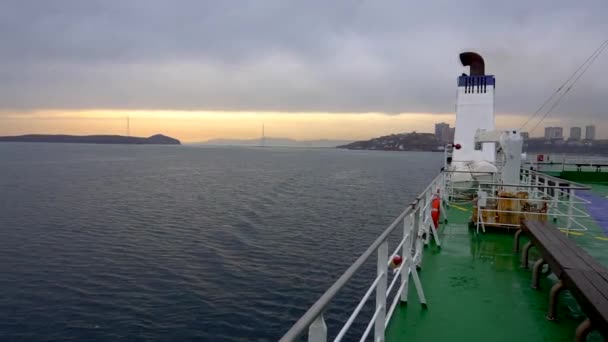 Θέα Από Την Πρύμνη Ενός Επιβατηγού Πλοίου Προς Βλαδιβοστόκ Πλοίο — Αρχείο Βίντεο
