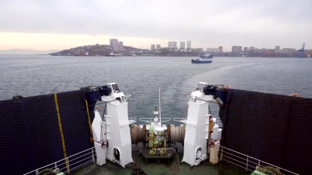 从客轮的船尾向海参崴望去 在符拉迪沃斯托克 按摩班轮沿着彼得大帝湾出发 — 图库视频影像