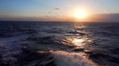 Güzel deniz batımı. Güzel bir günbatımında açık denizlerde küçük dalgalar. Rahatlamak için Rema.