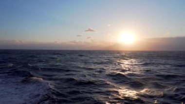 Güzel deniz batımı. Güzel bir günbatımında açık denizlerde küçük dalgalar. Rahatlamak için Rema.