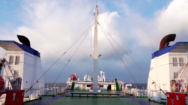 Bovendek Van Een Passagiersveerboot Mooie Bewolkte Lucht Tijdens Een Zeecruise — Stockvideo