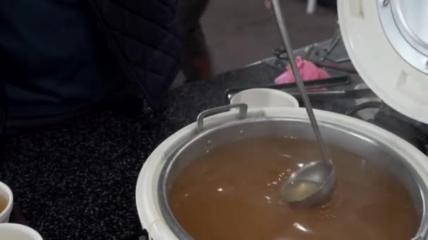 Primer Plano Joven Suéter Negro Recoge Sopa Miso Con Cucharón — Vídeo de stock