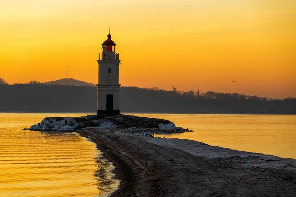 Morgengrauen Der Seestadt Wladiwostok Tokarevsky Leuchtturm Der Farbenfrohen Morgendämmerung Vor — Stockfoto