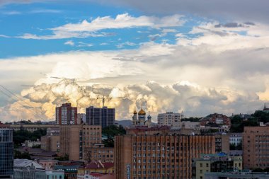 2016 yazı - Vladivostok, Rusya - Yukarıdan. Vladivostok 'un merkezi panoramik görüntüsü. Bulutlu gökyüzünün arka planında deniz şehrinin tarihi merkezi..