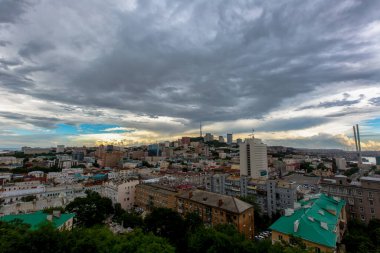 2016 yazı - Vladivostok, Rusya - Yukarıdan. Vladivostok 'un merkezi panoramik görüntüsü. Bulutlu gökyüzünün arka planında deniz şehrinin tarihi merkezi..