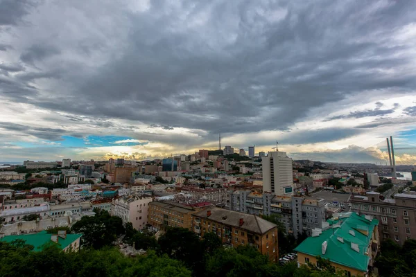 2016 yazı - Vladivostok, Rusya - Yukarıdan. Vladivostok 'un merkezi panoramik görüntüsü. Bulutlu gökyüzünün arka planında deniz şehrinin tarihi merkezi..