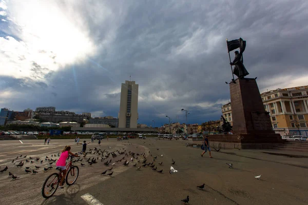 Lato 2016 Władywostok Rosja Dziewczyna Jeździ Rowerze Centralnym Placu Władywostoku — Zdjęcie stockowe