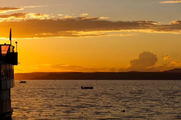 Einsames Boot Mit Fischern Meer Vor Dem Hintergrund Eines Hellen — Stockfoto