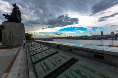 2016 Yazı - Vladivostok, Rusya - Vladivostok Merkez Caddesi. Vladivostok 'ta bulutlu bir gökyüzüne karşı ticaret filosunun denizcilerinin anıtı.