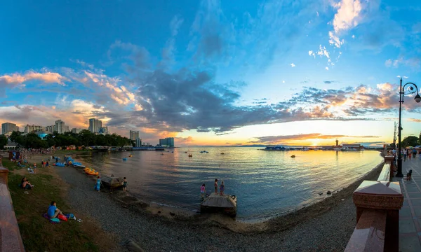 Sommer 2016 Wladiwostok Russland Farbenfroher Sonnenuntergang Wladiwostok Menschen Gehen Bei — Stockfoto