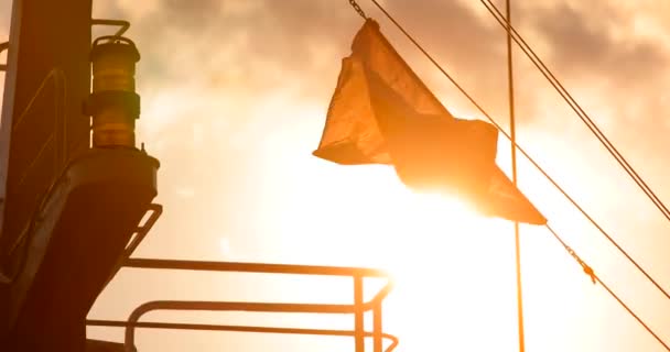 Rechteckige Maritime Flagge Weht Gegen Die Untergehende Sonne Himmel — Stockvideo