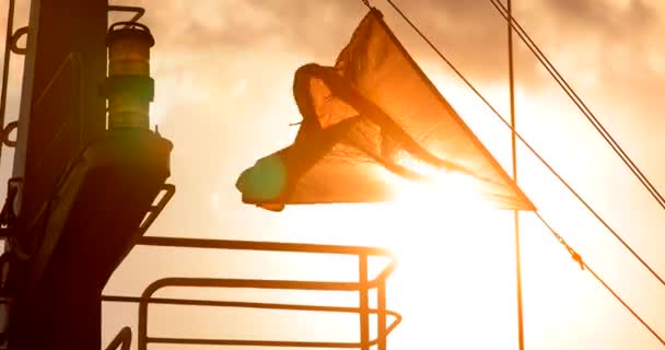 Rechthoekige Maritieme Vlag Zwaaiend Tegen Ondergaande Zon Tegen Hemel — Stockvideo