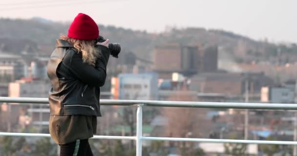 Egy Fekete Kabátos Lány Lefényképezi Környező Kilátást Egy Komp Felső — Stock videók