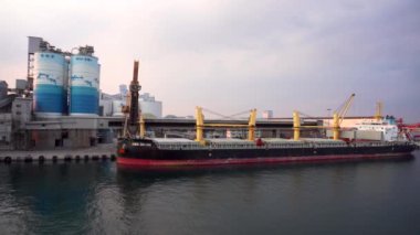 2019 baharında Güney Kore 'nin Don Kore şehrinin ticaret limanında büyük bir ticari kargo gemisi duruyor.