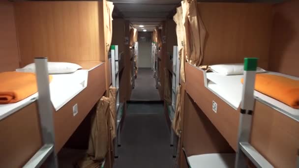 Printemps 2019 - Corée du Sud, Donghae - Marcher le long des couchettes d'une cabine en classe économique dans un traversier à passagers 