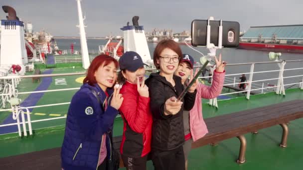 Jaro 2019 Jižní Korea Donghae Asiaté Fotí Horním Podlaží Trajektu — Stock video