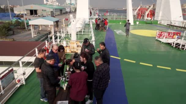2019年春 イースタンドリームクルーズフェリー アジア風のフェリーの乗客は ライナーの上甲板でピクニックをしています — ストック動画