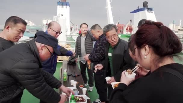 2019年春 イースタンドリームクルーズフェリー アジア風のフェリーの乗客は ライナーの上甲板でピクニックをしています — ストック動画