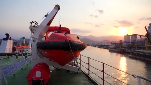 2019年春 韩国东海 一艘救生艇在客轮上层的全景拍摄 乘客在甲板上的救援舱中行走 — 图库视频影像