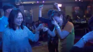 2019 baharında Eastern Dream Cruise Ferry yolcu gemisinin yolcuları deniz barındaki bir gece diskosunda yolcu dansı yaptılar. Asyalılar canlı müzik eşliğinde dans eder.