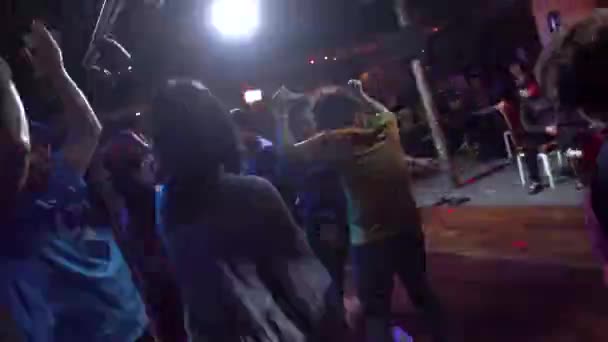 2019年春 イースタンドリームクルーズフェリー シーバーの夜のディスコでライナーダンスの乗客 アジア人はライブ音楽に合わせて踊る — ストック動画
