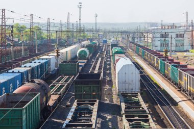 Tren yolunun kargo kavşağında. Yük vagonları demiryolunda..
