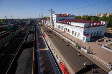 Yaz 2016 - Ussuriysk, Primorsky Bölgesi - Ussuriysk şehrinin demiryolu istasyonu. Yük trenleri tren istasyonunun raylarında durur..