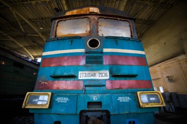 2016 Yazı - Ussuriysk, Primorsky Krai - Ussuriysky Lokomotif Tamir Tesisi. Demiryolu deposunda eski bir lokomotif tamir ediliyor.