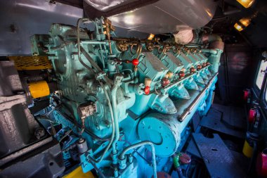 Bir demiryolu lokomotifinden tamir için içten yanmalı motor