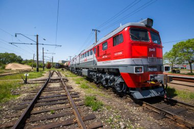 2015 yazında - Ussuriysk, Primorsky Krai - Demiryolunda eski kırmızı bir lokomotif duruyor.