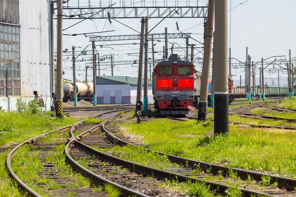 Zomer 2015 Ussuriysk Primorsky Krai Een Oude Rode Locomotief Staat — Stockfoto